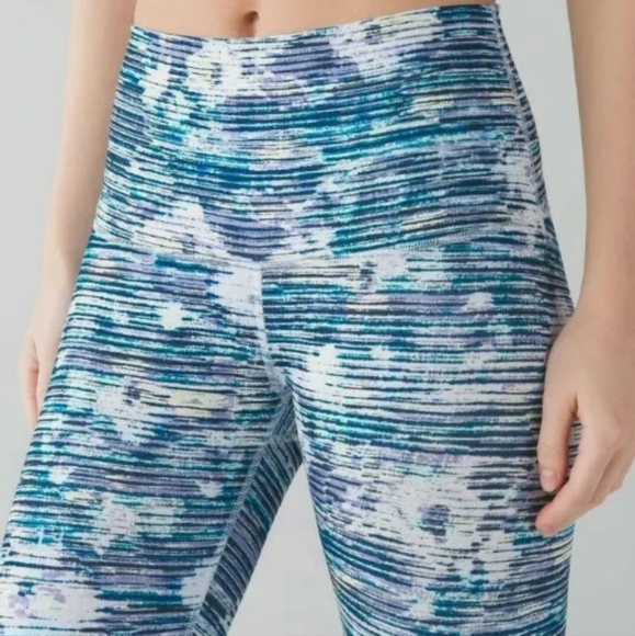 Lululemon Wunder Under Blurry Belle Multi Luxtreme size 6 EUC - Picture 1 of 4
